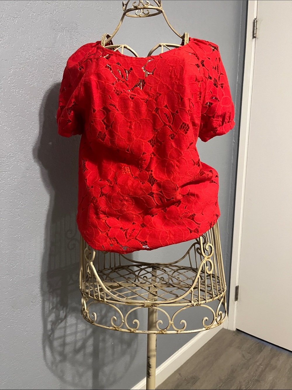 Women's Red Floral Lace Short-Sleeve Blouse